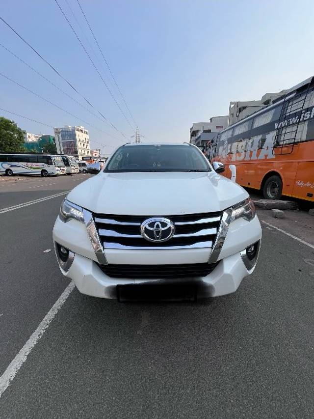 https://images10.gaadi.com/usedgaadi-sellcar/UsedCar/e59da510a/9d0e5878-6864-4888-9934-8d7832235083.jpeg?imwidth=6400