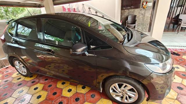 https://images10.gaadi.com/usedgaadi-sellcar/UsedCar/e5a02ec0a/2ad5a881-4fdd-49a6-b366-8db3ade7d2d3.jpg?imwidth=6402