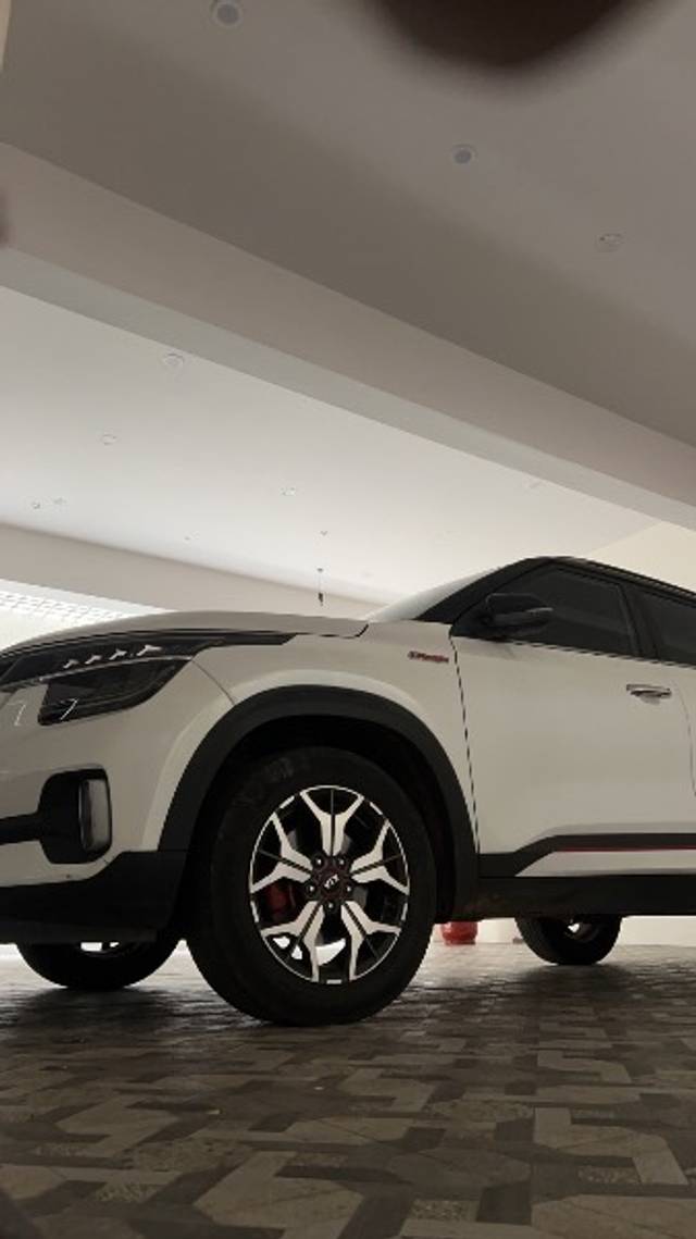 https://images10.gaadi.com/usedgaadi-sellcar/UsedCar/e5a087eaa/5af79ccf-59fe-455b-9e2e-abca6634405d.jpeg?imwidth=6401