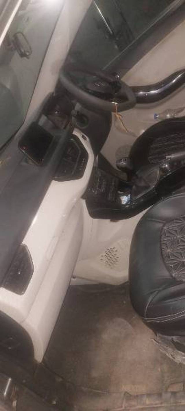 https://images10.gaadi.com/usedgaadi-sellcar/UsedCar/e5a09ee0a/26c7662e-1eb3-401c-ab03-b2b32bd4136a.jpg?imwidth=6401