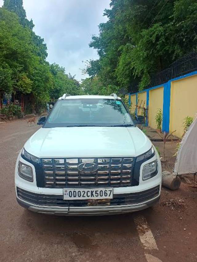https://images10.gaadi.com/usedgaadi-sellcar/UsedCar/e5a0a297a/5dc00369-486c-4e74-b11e-a2c94d9e1764.jpeg?imwidth=6402