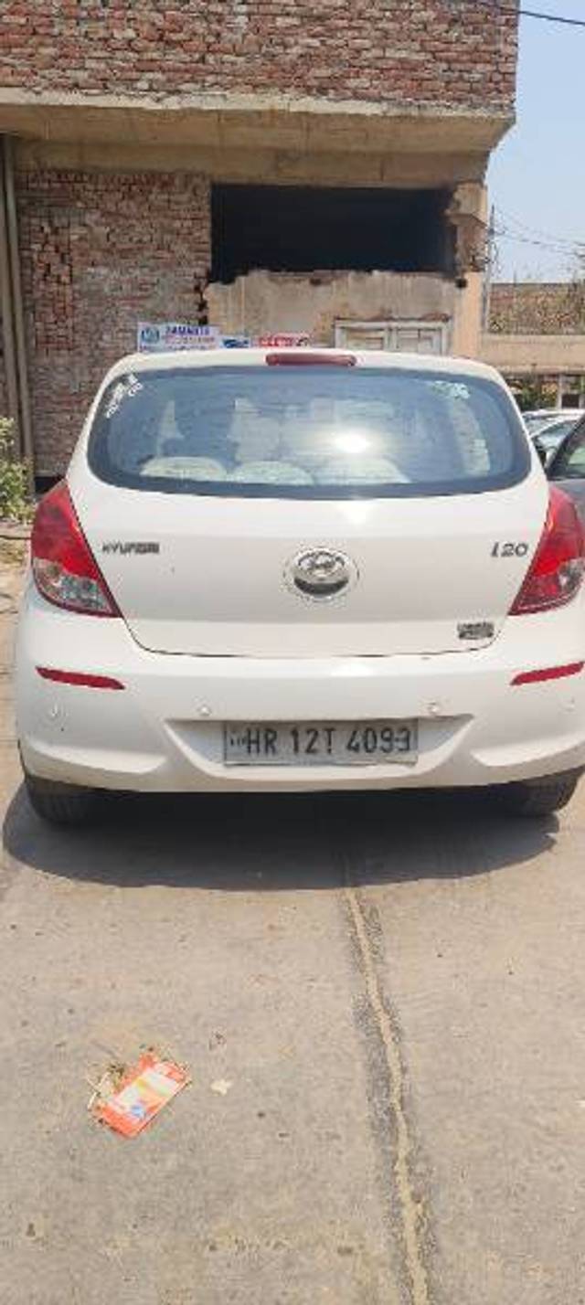 https://images10.gaadi.com/usedgaadi-sellcar/UsedCar/e5a0ec28a/a3307fa3-9ed2-427b-8deb-20c14d1add91.jpg?imwidth=6402