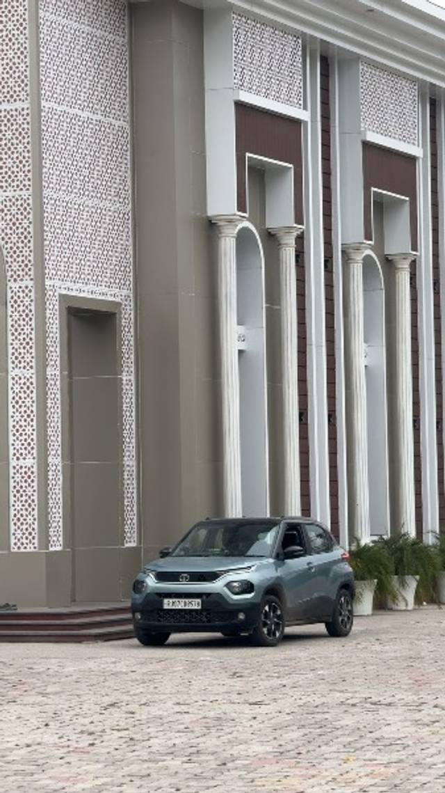 https://images10.gaadi.com/usedgaadi-sellcar/UsedCar/e5a18364a/b4ae664e-9a41-43e4-85bf-eea6051ee46a.jpeg?imwidth=6400