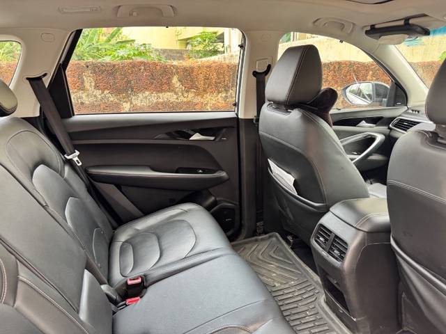 https://images10.gaadi.com/usedgaadi-sellcar/UsedCar/e5a29d2ba/5487aa1d-2442-4b59-970e-f56b0c01e040.jpeg?imwidth=6401