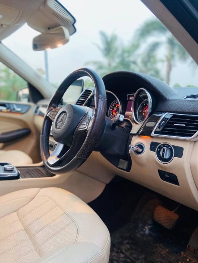 https://images10.gaadi.com/usedgaadi-sellcar/UsedCar/e5a33d8da/356b249f-c163-4dc5-9452-02208025bc98.jpeg?imwidth=6401