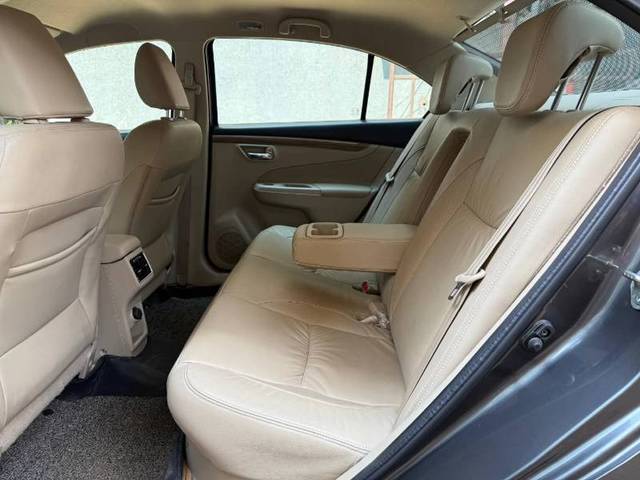 https://images10.gaadi.com/usedgaadi-sellcar/UsedCar/e5a3493ea/07cc3907-ef99-455e-b6d7-6f5b77e6ef58.jpg?imwidth=6401