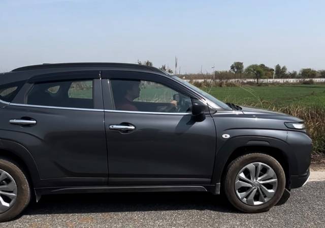 https://images10.gaadi.com/usedgaadi-sellcar/UsedCar/e5a35f36a/e0aa4c66-223b-476a-8e61-ccf323c9c482.jpeg?imwidth=6402