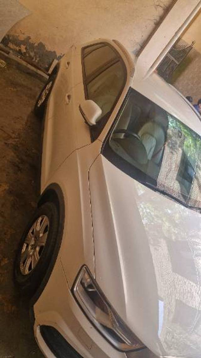 https://images10.gaadi.com/usedgaadi-sellcar/UsedCar/e5a392aea/82f328dd-51b8-4070-9b8e-12f047c5f8c0.jpg?imwidth=6401
