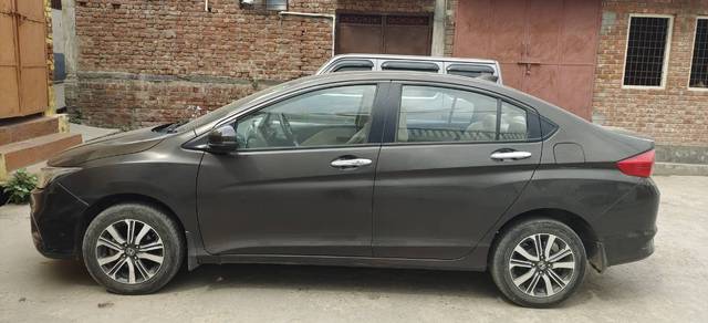 https://images10.gaadi.com/usedgaadi-sellcar/UsedCar/e5a3963ca/2fcf0e94-7ca1-46d3-a81a-1e955b14f3d5.jpg?imwidth=6402