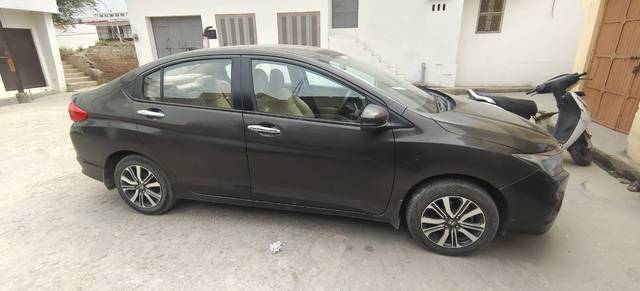 https://images10.gaadi.com/usedgaadi-sellcar/UsedCar/e5a3963ca/aa7b3ea5-9ac9-42ad-a0f5-327f2607a7a2.jpg?imwidth=6400