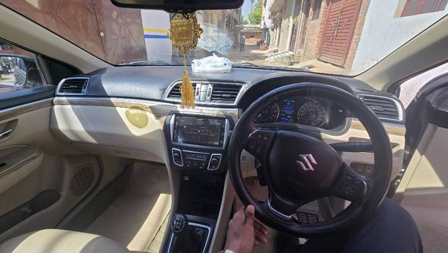 https://images10.gaadi.com/usedgaadi-sellcar/UsedCar/e5a3f8a1a/280cbd5e-217e-45f6-a66d-53bd7bc49f73.jpg?imwidth=6401
