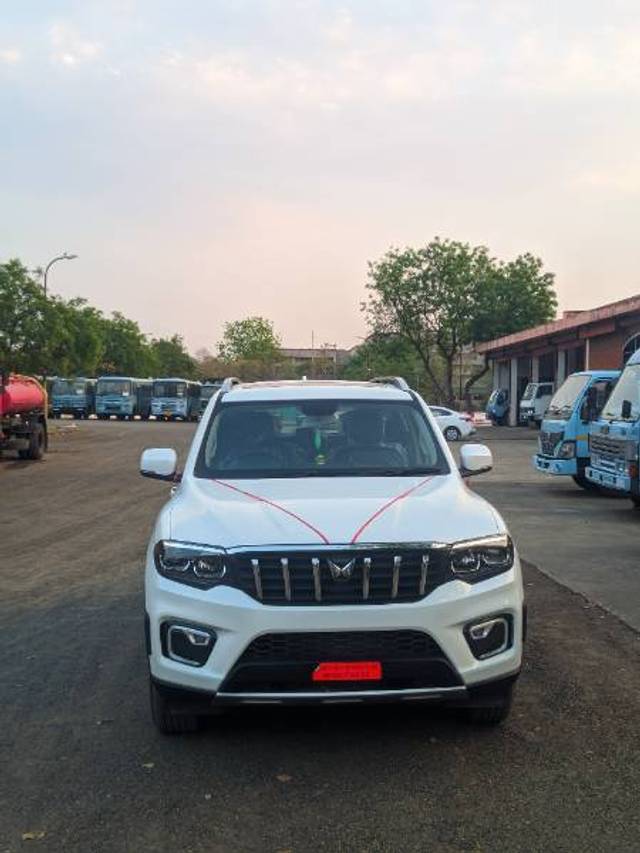 https://images10.gaadi.com/usedgaadi-sellcar/UsedCar/e5a465b9a/b73dd778-7891-4674-910c-5f273160a1a7.jpg?imwidth=6402