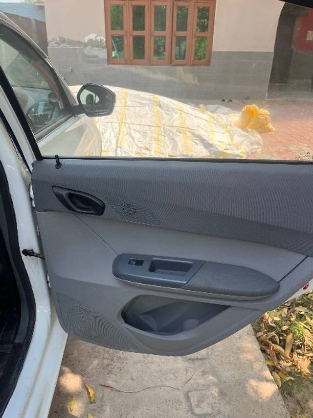 https://images10.gaadi.com/usedgaadi-sellcar/UsedCar/e5a48255a/a271d811-fd35-4531-98d9-524cf5c71cb5.jpeg?imwidth=6402