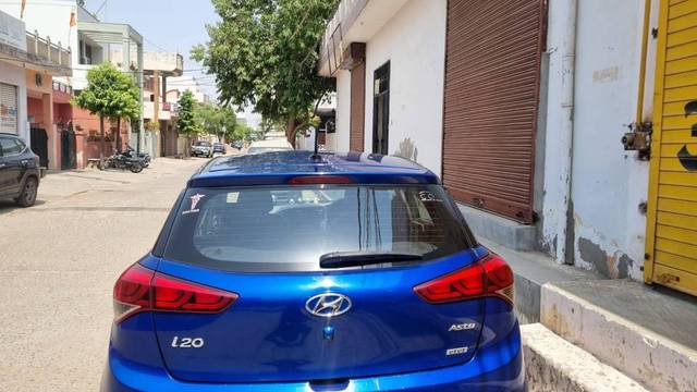 https://images10.gaadi.com/usedgaadi-sellcar/UsedCar/e5a494e3a/8289ed79-dbd3-4a06-922d-eca0d12bda22.jpg?imwidth=6402