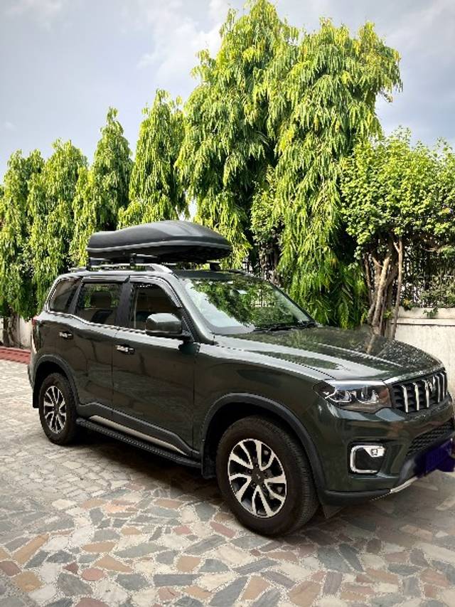 https://images10.gaadi.com/usedgaadi-sellcar/UsedCar/e5a4b35ba/6b10aff6-d935-4b04-8035-c141229c9712.jpeg?imwidth=6400