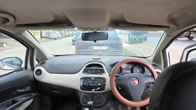 https://images10.gaadi.com/usedgaadi-sellcar/UsedCar/e5a4e69fa/08279c42-9e12-427c-a303-4c5ad7cede78.jpg?imwidth=6401