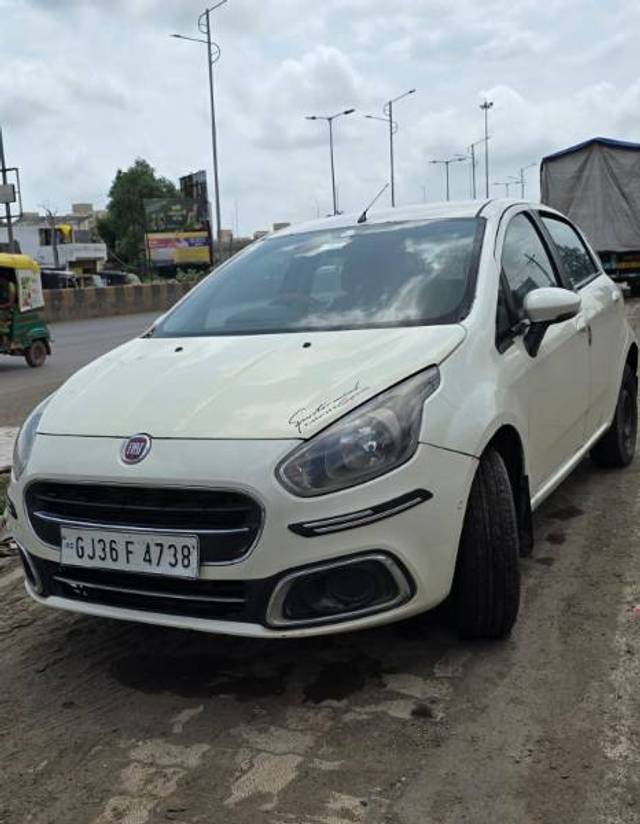 https://images10.gaadi.com/usedgaadi-sellcar/UsedCar/e5a4e69fa/25d09c8b-9ae9-4b9c-b719-aa421133710a.jpg?imwidth=6400