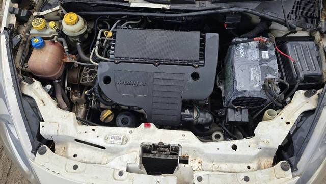 https://images10.gaadi.com/usedgaadi-sellcar/UsedCar/e5a4e69fa/e6a64f04-c00a-46c3-8444-a430b1674c65.jpg?imwidth=6402