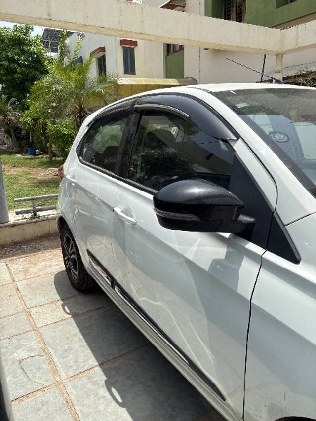 https://images10.gaadi.com/usedgaadi-sellcar/UsedCar/e5a515e0a/b634187b-3e45-49fe-b58f-5ec10aa13423.jpg?imwidth=6401