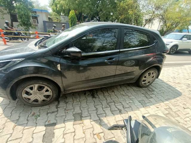 https://images10.gaadi.com/usedgaadi-sellcar/UsedCar/e5a55385a/fa994876-df4c-498e-b8dd-18c42d09e633.jpg?imwidth=6400