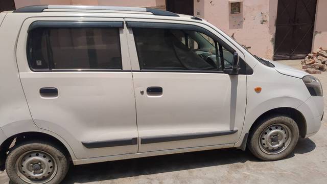 https://images10.gaadi.com/usedgaadi-sellcar/UsedCar/e5a5d5bea/c31e7586-2052-49ae-98ab-c4702af699da.jpg?imwidth=6402
