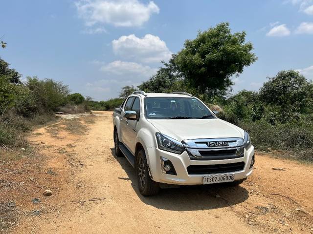 https://images10.gaadi.com/usedgaadi-sellcar/UsedCar/e5a5fc84a/860ad79c-7cce-426a-bb84-b6fe8773cde5.jpeg?imwidth=6400
