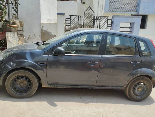 https://images10.gaadi.com/usedgaadi-sellcar/UsedCar/e5a6a4d8a/10f6ef0c-99b1-46c9-b6d8-b01b7f8dff8e.jpg?imwidth=6402