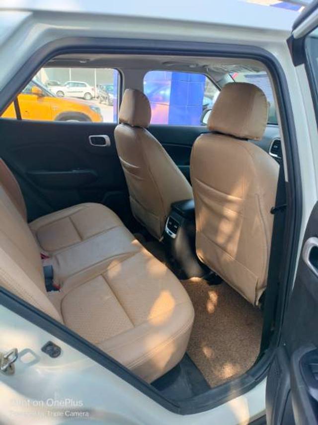 https://images10.gaadi.com/usedgaadi-sellcar/UsedCar/e5a6bfd3a/7f7ba0e3-21ef-41df-bb08-064d788392e1.jpg?imwidth=6402