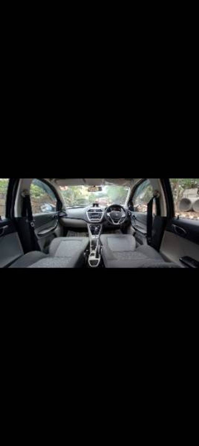 https://images10.gaadi.com/usedgaadi-sellcar/UsedCar/e5a737b5a/70db5c9f-2d4a-4fd8-8689-5d98f7be2795.jpg?imwidth=6401