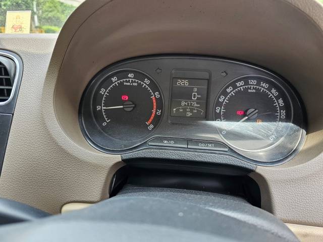 https://images10.gaadi.com/usedgaadi-sellcar/UsedCar/e5a79831a/d3c0f626-2a80-4e44-8ecf-aa7663ae661f.jpeg?imwidth=6402