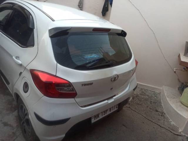 https://images10.gaadi.com/usedgaadi-sellcar/UsedCar/e5a8f1faa/dcfcfd13-9e6f-40f4-b92c-8f8c02e93848.jpg?imwidth=6402
