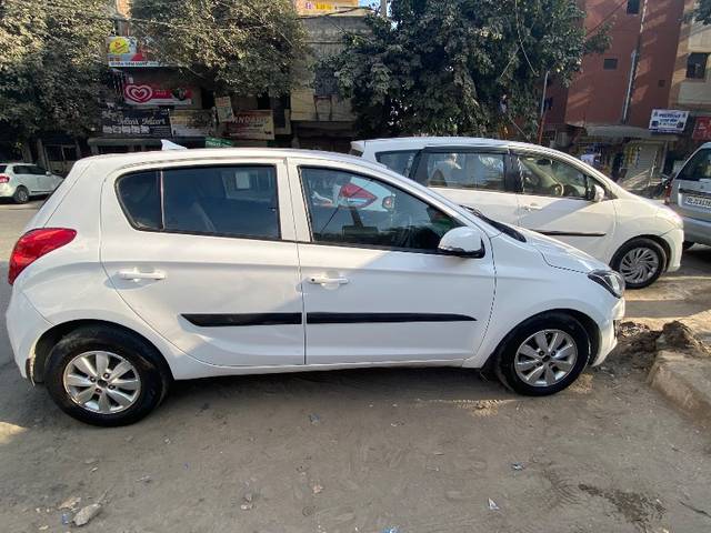 https://images10.gaadi.com/usedgaadi-sellcar/UsedCar/e5ab5a83a/caeb2306-4520-4360-9c1e-690ca987bbc2.jpeg?imwidth=6400