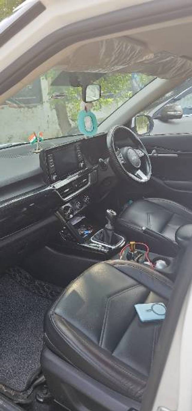 https://images10.gaadi.com/usedgaadi-sellcar/UsedCar/e5ac005ea/8a23cb5e-11fe-445c-be68-523861bf3225.jpg?imwidth=6401