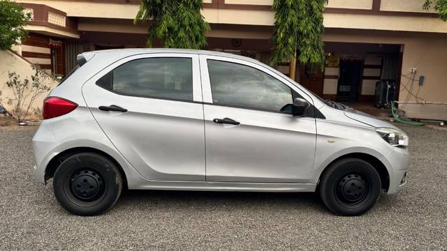 https://images10.gaadi.com/usedgaadi-sellcar/UsedCar/e5ac0a72a/0de36380-b943-45d9-8ce1-408a6779de58.jpeg?imwidth=6402