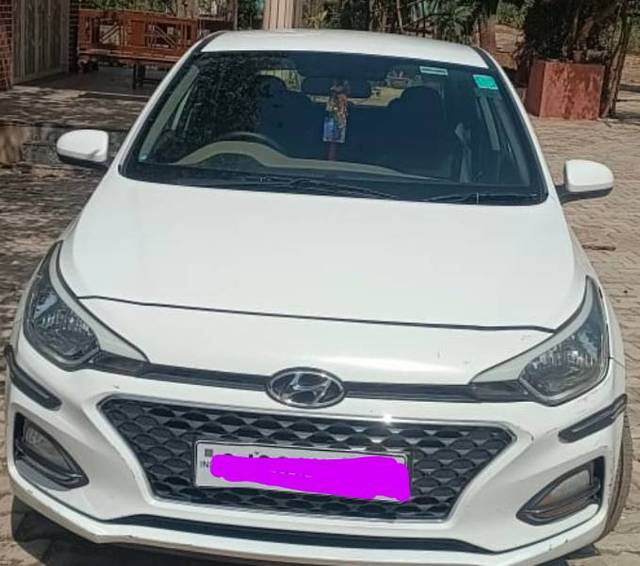 https://images10.gaadi.com/usedgaadi-sellcar/UsedCar/e5ac5c15a/9dd32c67-af2e-45f7-8a57-ae44d5c1d8ba.jpg?imwidth=6400