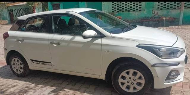 https://images10.gaadi.com/usedgaadi-sellcar/UsedCar/e5ac5c15a/f81322bd-8ccc-407e-a3d5-7ed1f3c68f4b.jpg?imwidth=6401