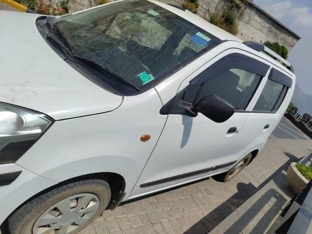 https://images10.gaadi.com/usedgaadi-sellcar/UsedCar/e5ad45f2a/caeca892-a812-4a55-9a85-de48d226df00.jpg?imwidth=6400