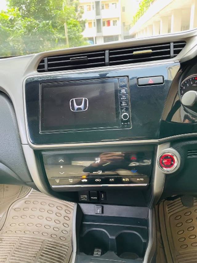 https://images10.gaadi.com/usedgaadi-sellcar/UsedCar/e5aed166a/19fe5f07-2084-4803-a14b-ff3ee27afdb8.jpeg?imwidth=6402