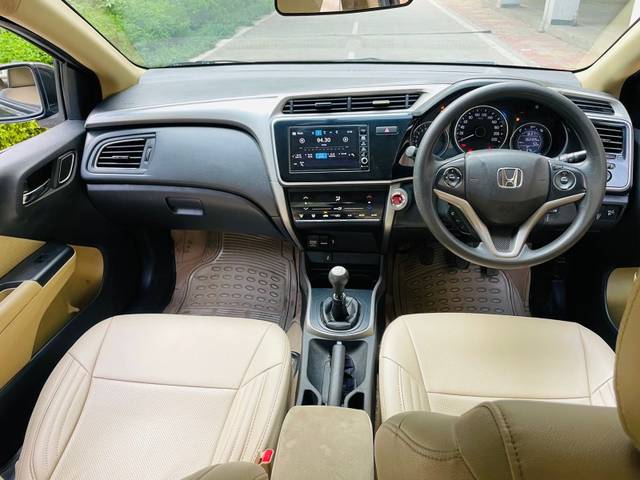 https://images10.gaadi.com/usedgaadi-sellcar/UsedCar/e5aed166a/1d0e8c01-9922-4daf-9306-73da912345c6.jpeg?imwidth=6401