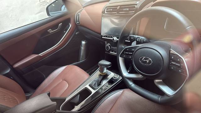 https://images10.gaadi.com/usedgaadi-sellcar/UsedCar/e5af056ba/8258d5a0-b5df-4995-962c-2066b3e48a8d.jpeg?imwidth=6401