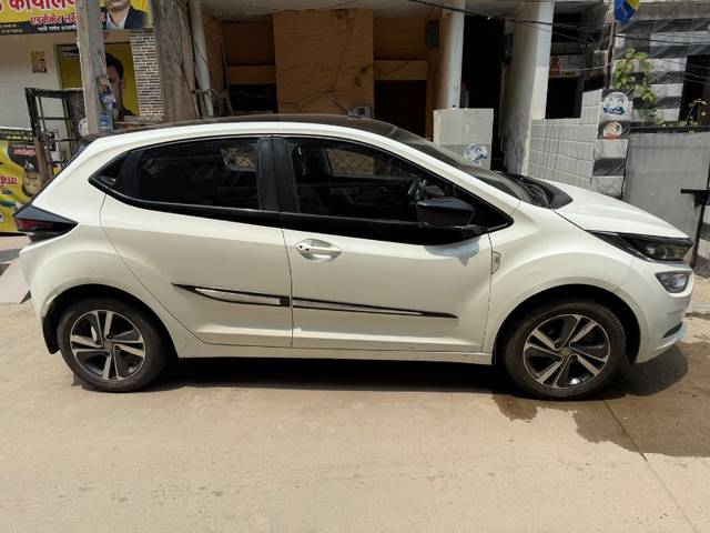 https://images10.gaadi.com/usedgaadi-sellcar/UsedCar/e5afbe81a/f8dfe06d-5f96-4af9-88c3-8d8be60ae22a.jpeg?imwidth=6400