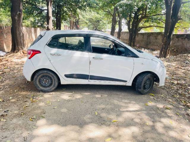 https://images10.gaadi.com/usedgaadi-sellcar/UsedCar/e5afcf5da/16bedc90-b57e-4e83-a5bd-47097d4a5026.jpg?imwidth=6401
