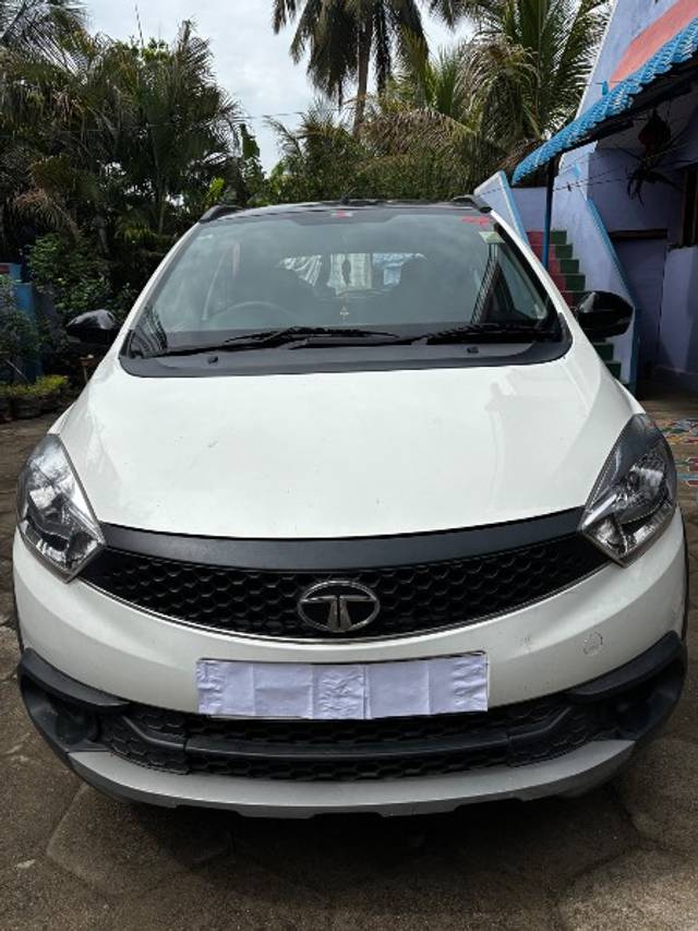 https://images10.gaadi.com/usedgaadi-sellcar/UsedCar/e5b10dcfa/55deb84e-96fd-487c-9340-2a1810b342ad.jpeg?imwidth=6400