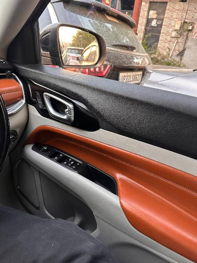 https://images10.gaadi.com/usedgaadi-sellcar/UsedCar/e5b13994a/7b62964a-d4d0-459d-97fd-221a56ecc62a.jpeg?imwidth=6402