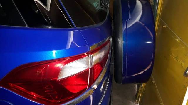 https://images10.gaadi.com/usedgaadi-sellcar/UsedCar/e5b14e4aa/b49a3f2d-d83f-44e9-914b-2124397d569a.jpg?imwidth=6402