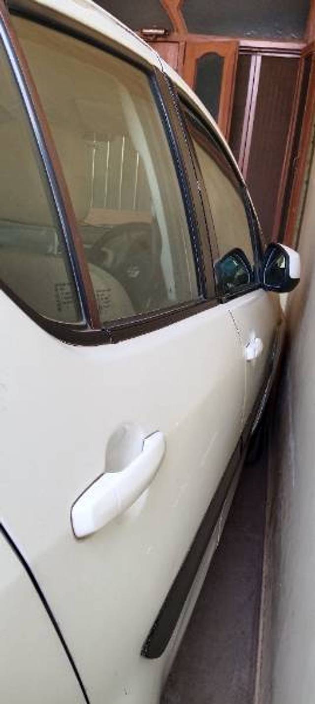 https://images10.gaadi.com/usedgaadi-sellcar/UsedCar/e5b163bda/8001b957-72c5-4df6-a945-8aa9bbc76c11.jpg?imwidth=6401