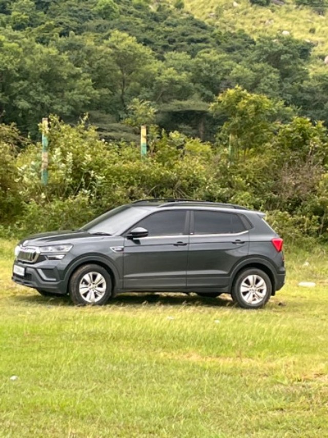 https://images10.gaadi.com/usedgaadi-sellcar/UsedCar/e5b179aaa/9a3ad4b6-4ed0-4f99-b505-b980e66f33a0.jpeg?imwidth=6401
