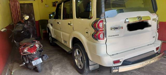 https://images10.gaadi.com/usedgaadi-sellcar/UsedCar/e5b1b289a/6670d2c0-ad72-4cf9-a97b-b653d283f8df.jpg?imwidth=6401