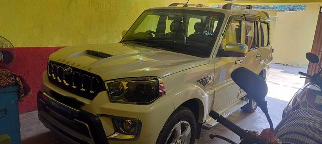 https://images10.gaadi.com/usedgaadi-sellcar/UsedCar/e5b1b289a/93d0ce24-f62f-4493-8a91-d8dbfbcfb4c9.jpg?imwidth=6400