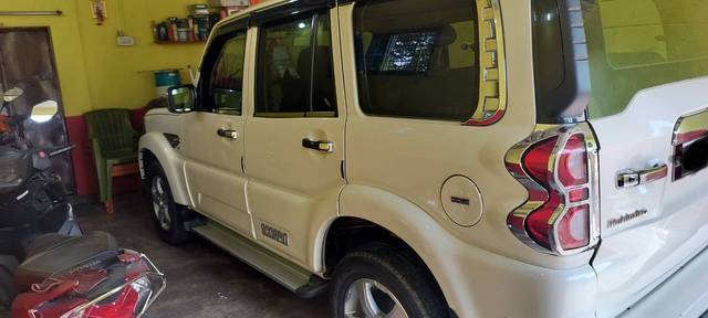 https://images10.gaadi.com/usedgaadi-sellcar/UsedCar/e5b1b289a/9cc7a7c1-7096-47c6-b5b9-4d0c24b3d8be.jpg?imwidth=6402